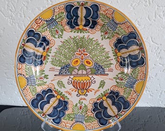 Antiker Wandteller mit einer Pfauenfeder von Royal Tichelaar Makkum Delft
