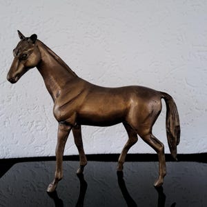 Groot bronzen paardenstandbeeld