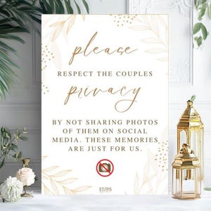 Puede incluir: Un letrero blanco con texto dorado y detalles de hojas. El letrero dice: "Por favor, respeta la privacidad de la pareja al no compartir fotos de ellos en las redes sociales. Estos recuerdos son solo para nosotros."