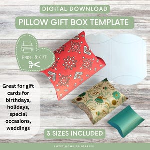 Può includere: Modello stampabile per creare scatole regalo a forma di cuscino. L'immagine mostra tre diverse dimensioni di scatole con vari motivi, tra cui rosso con pois bianchi, beige con motivi floreali e verde acqua. Il testo "STAMPA E TAGLIA" è visibile in un cuore verde.