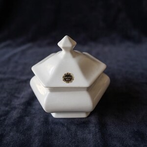 Vintage Delfts Wit Sześciokątny słoik z pokrywką, białe holenderskie pudełko na drobiazgi z Delft z pokrywką, holenderska ceramiczna bombonierka z połowy XX wieku