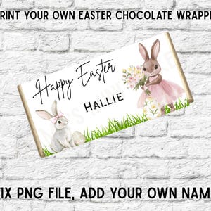 Könnte beinhalten: Ein druckbares Ostern-Schokoladenverpackungsdesign mit Aquarell-Hasen, Blumen und Ostereiern. Der Text lautet "Happy Easter" und "HALLIE". Das Design befindet sich auf weißem Hintergrund mit grünem Gras und dem Text "PRINT YOUR OWN EASTER CHOCOLATE WRAPPERS" und "1X PNG FILE, ADD YOUR OWN NAMES".