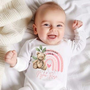 Bienvenue dans le monde PNG mignon, ours, nouveau bébé, fichier gilet bébé, arc-en-ciel, téléchargement numérique, sublimation, coussin, impression de carte
