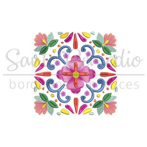 Puede incluir: Un diseño de bordado colorido con una flor rosa con un centro amarillo rodeado de remolinos y hojas azules, verdes y amarillas. El diseño es perfecto para agregar un toque de estilo mexicano a tus proyectos.