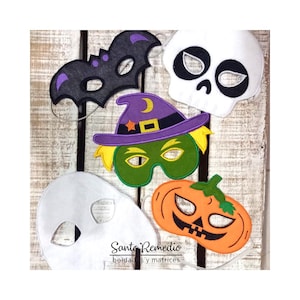 Puede incluir: Cinco máscaras de Halloween de fieltro: un murciélago negro, un fantasma blanco, una bruja verde, una calavera blanca y una calabaza naranja. Las máscaras están todas bordadas con detalles y tienen agujeros para los ojos.