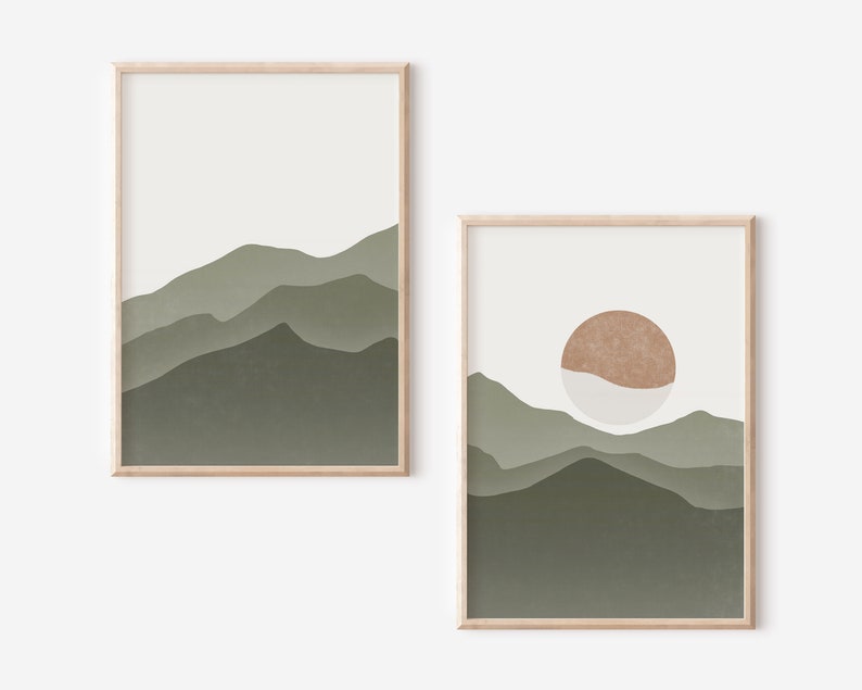 Op de afbeelding: Twee ingelijste prints met abstracte landschapsontwerpen. De eerste print toont een groene bergketen met een witte achtergrond. De tweede print toont een groene bergketen met een witte achtergrond en een bruine cirkel in het bovenste midden.