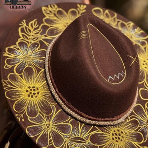 Brauner Westernhut mit Goldblumen - Cowgirl Rodeo Hat Gebrannt und Handgemaltes Custom Design