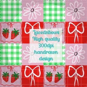 Puede incluir: Una ilustración digital de un diseño de colcha de retazos con cuadrados de cuadros rojos, verdes y rosas, margaritas blancas, lazos rojos y fresas. El texto "Lacednbows High quality 300dpi handdrawn design" está en el centro de la imagen.