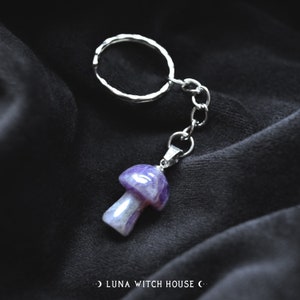 Llavero de hongo de cristal de amatista: amuleto de cristal curativo de bruja
