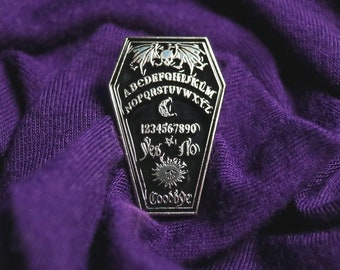 Emaille pin Ouija doodskist – accessoire gothic horrorheks