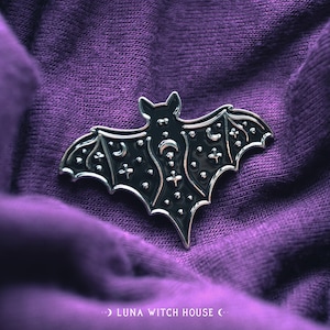 Starry Night Bat Enamel Pin – Gothic Witchy Lapel Pin, Moon & Stars Aesthetic, Backpack Accessory, Cute Halloween Brooch, Bat Lover Gift.
