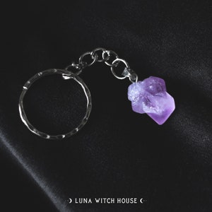 Llavero de cristal de amatista crudo: llavero de cristal curativo, piedra púrpura de bruja, regalo, accesorio wiccan, dije de bolso de cristal, llavero de piedra preciosa.