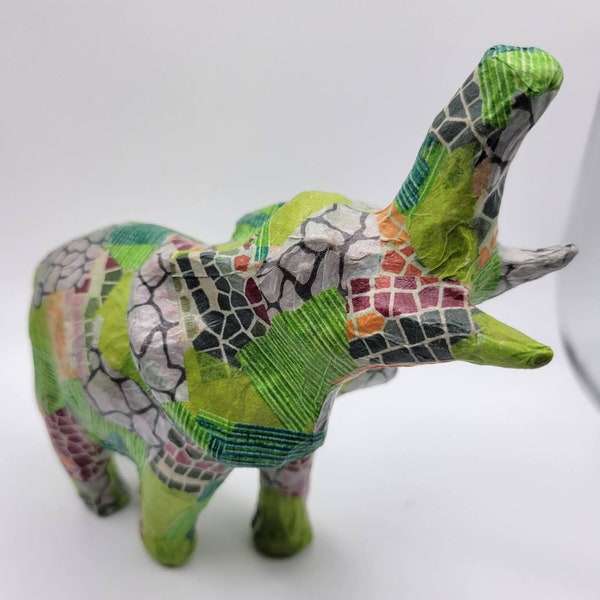 Petit éléphant en papier mâché