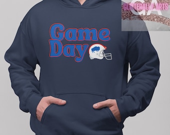 Könnte beinhalten: Ein marineblauer Hoodie mit dem Text "Game Day" in Weiß mit roten Umrandungen und einem blau-weißen Footballhelm mit einer Büffel-Silhouette an der Seite.
