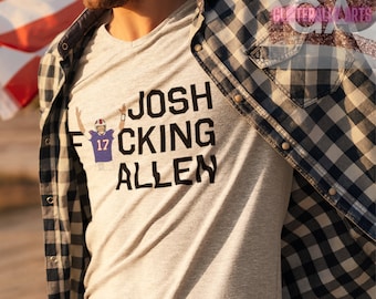 Puede incluir: Una camiseta gris con un gráfico de un jugador de fútbol y el texto "JOSH FCKING ALLEN".