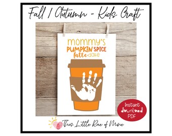 Può includere: Una stampa bianca con la scritta "mommy's PUMPKIN SPICE latte date" sopra un disegno di tazza di caffè con un'impronta della mano. La stampa è intitolata "Fall / Autumn - Kids Craft" e include un cerchio rosso con "instant download PDF".