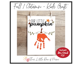 Può includere: Una stampa bianca con la scritta "OUR LITTLE pumpkin" in nero, con un disegno di zucca con impronta di mano arancione. Le parole "Fall / Autumn - Kids Craft" sono in alto. Un cerchio rosso con "instant download PDF" è in basso a destra.