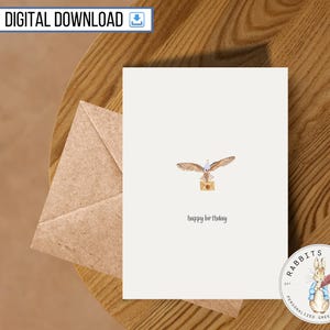 Peut inclure: Une carte blanche avec une illustration aquarelle d'un hibou portant une lettre. Le hibou porte un chapeau bleu. Le texte "joyeux anniversaire" est imprimé sous le hibou. La carte a un logo en bas à droite qui dit "Rabbits Quill Cartes de vœux personnalisées".