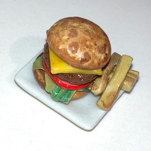 Hambúrguer e batatas fritas casa de bonecas em miniatura escala 1:12 jantar mini comida artesanal hambúrguer cheeseburger em prato quadrado de cerâmica