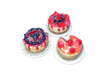 チーズケーキ ストロベリーとブルーベリー シャブオット ユダヤ料理 ワンピースセット 1:12 スケール ドールハウス ベーカリー セラミックプレート
