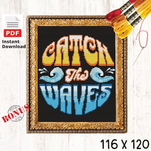 Puede incluir: Patr&oacute;n de punto de cruz con el texto "Catch the Waves" en un estilo retro con un esquema de color azul, amarillo y naranja. El patr&oacute;n tiene 116 puntos de ancho por 120 puntos de alto.