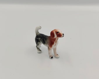 1950年代のヴィンテージ日本製陶器製ビーグル犬の置物 - 手描き陶器の