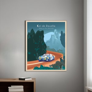 Könnte beinhalten: Ein Vintage-Poster mit einem blauen und weißen Rennwagen, der auf einer kurvigen Straße durch einen Gebirgspass fährt. Das Poster trägt den Titel "Col de Bavella" und "Rallye du Tour de Corse".
