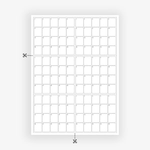 以下が含まれることがあります： 小さな番号付きの正方形のグリッドが印刷された白い紙。これは、ステッカーやラベルに使用される可能性があります。紙には、カットする場所を示す点線とハサミのアイコンがあります。正方形はグリッドパターンに配置されています。