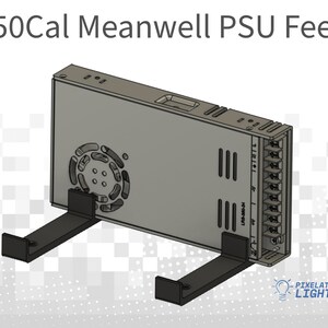 Puede incluir: Una fuente de alimentación Meanwell gris con patas negras. La fuente de alimentación tiene un ventilador y una etiqueta que dice "Meanwell".