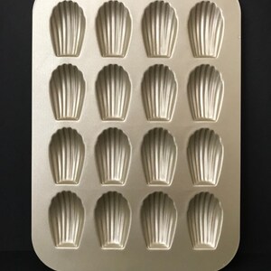 Williams Sonoma MADELEINE PAN:  Goldtouch Nonstick Commercial Quality