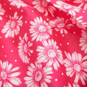 1970-tals vintage bomullstyg, rosa med vitt prästkragetryck och prickar