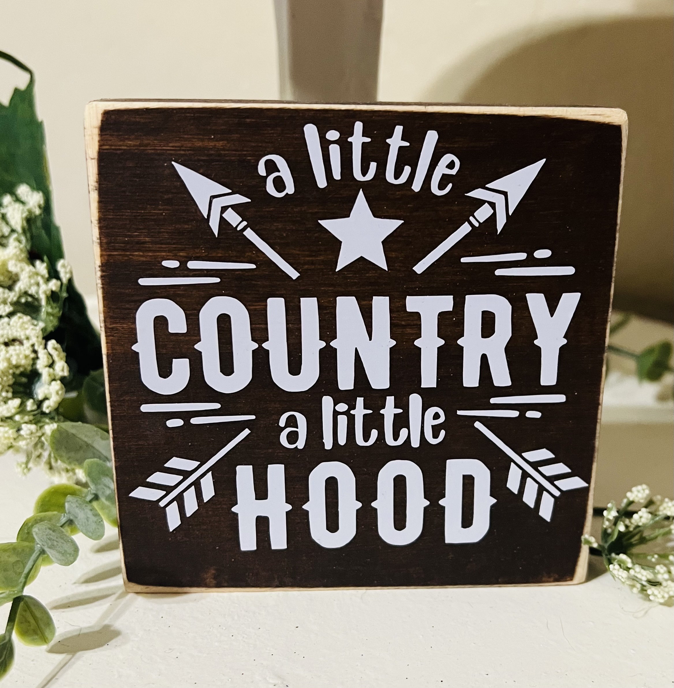 Mini plaque en bois rustique A Little Hood, décoration de bureau amusante, gardienne sur étagère, western, cowboy, cowgirl, ghetto, vie de voyou