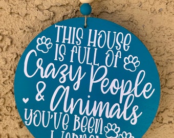 Casa llena de gente loca y animales Mini colgador de puerta / Signo divertido / Teal Aqua / Regalo de bienvenida / Decoración del patio / Acento de puerta redonda de madera