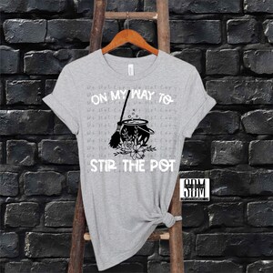PNG de Stir The Pot: Diseño de sublimación de caldero sarcástico (descarga digital)