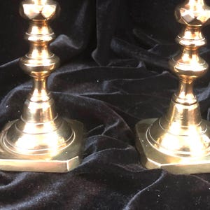 Candelabros antiguos de latón victoriano: Inglaterra, par