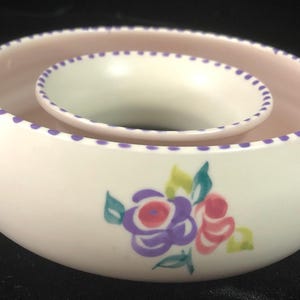 Centro de mesa con forma de anillo de ramilletes pintado a mano de cerámica tradicional de Poole, 14 cm de diámetro. Inglaterra, mediados de los años 60.