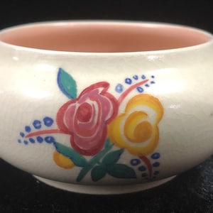 Cuenco pequeño de cerámica Poole con motivos florales, BF Traditional Ware, de 10 cm de diámetro. Inglaterra, década de 1930.