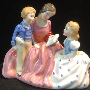 Royal Doulton Quite Early Vintage Figurine The Bed Time Story Reference HN2059.  England c.1950&#39;s