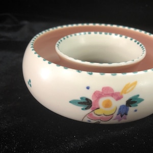 Centro de mesa con forma de anillo de ramilletes pintado a mano de cerámica tradicional de Poole, 12 cm de diámetro. Inglaterra, mediados de los años 50