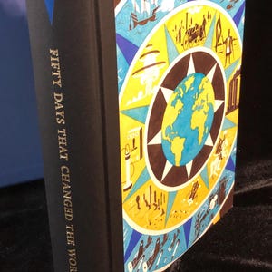 Fünfzig Tage die die Welt veränderten . Sleeved Folio Society Book von Howell Williams.  Stark illustriertes Buch zu großen historischen Ereignissen. 2008.