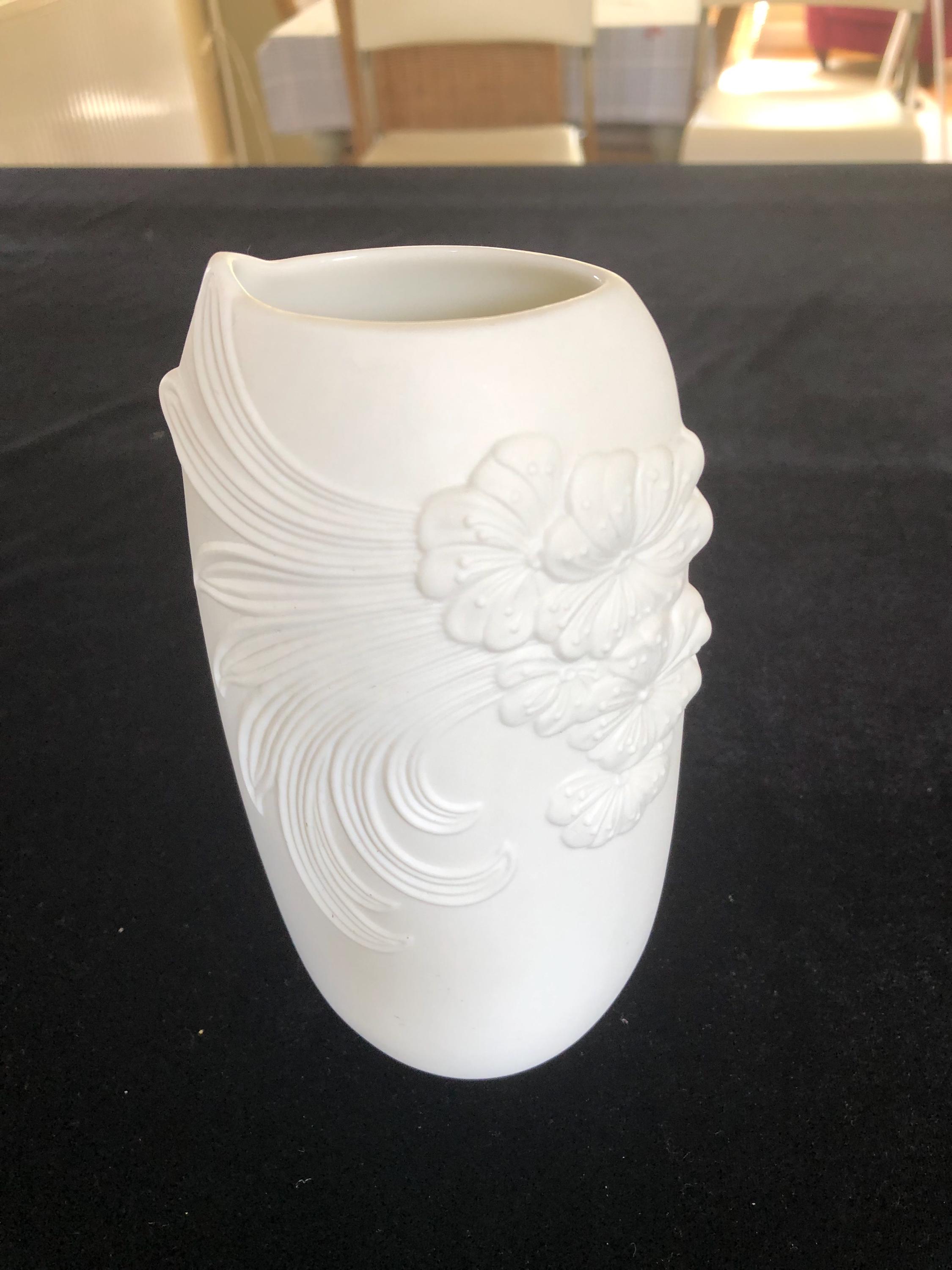 カイザーヴィンテージ ホワイトビスク フローラルデザイン 花瓶