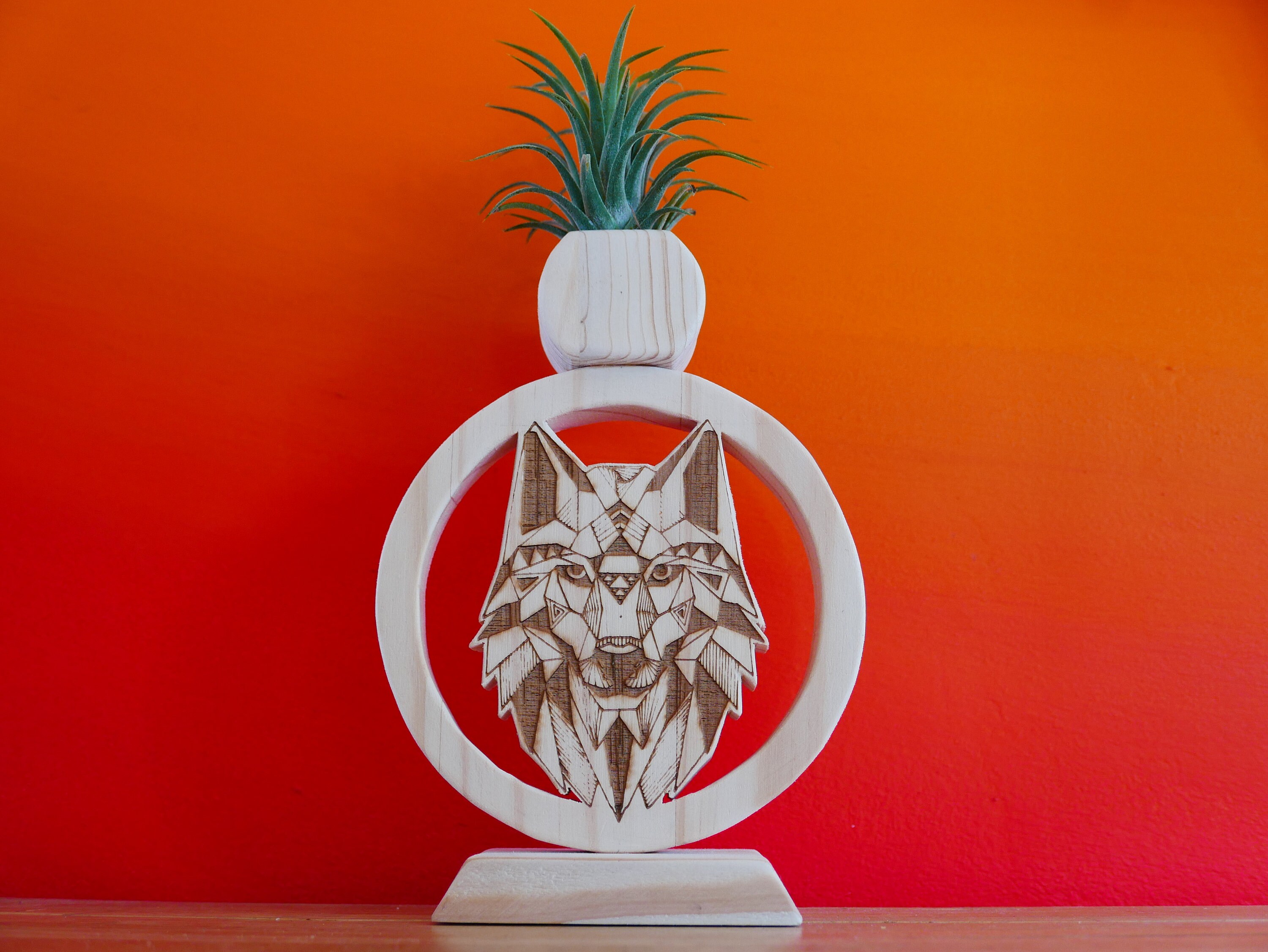Loup Pyrogravure - Décoration d'intérieur Support de Plante en Bois