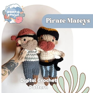 Puede incluir: Un patrón de crochet digital para dos compañeros piratas. El patrón incluye instrucciones para tejer dos muñecos piratas amigurumi, uno con barba roja y marrón y el otro con una camisa a rayas azul y blanca. El patrón se titula "Pirate Mateys" y está disponible para descargar digitalmente.