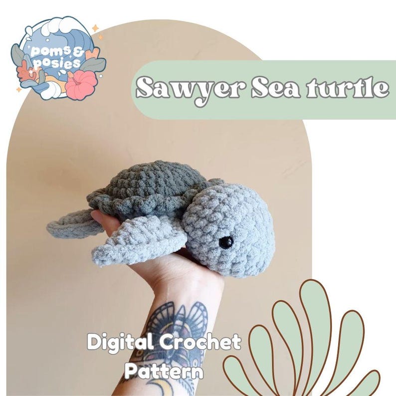 Pu&ograve; includere: Uno schema di amigurumi di tartaruga marina all'uncinetto, con il titolo "Sawyer Sea Turtle" e il testo "Digital Crochet Pattern" sotto l'immagine.