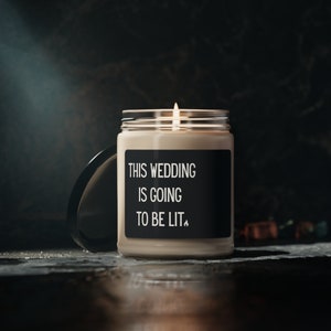 Esta boda se va a encender vela de soja perfumada, regalo de propuesta de dama de honor de 9 oz para regalo de vela de dama de honor de boda blanco sobre negro