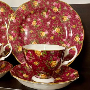 Trio da tè Royal Albert 'Ruby Lace': porcellana fine, rose rosse, finiture dorate