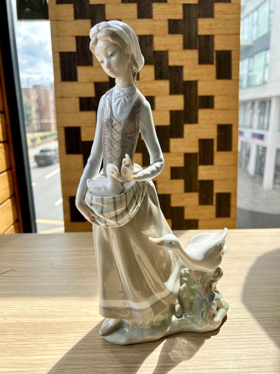ハンドメイド リヤドロ LLADRO NAO フィギュリン バスケット 少女