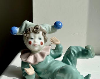 NAO Figurine Harlequin Clown Waving Hands in Hat Brand New Beautiful Condition | Excellent | DAISA 1988 | Handmade in Spain by Lladro