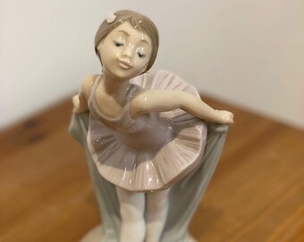 NAO Figurine Girl Ballerina | New Excellent Condition  | DAISA 1990 | Handmade in Spain by Lladro | N555