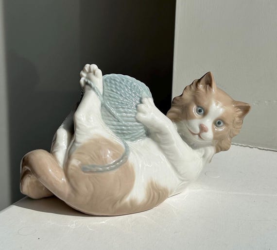 NAO 猫 くま 置物 LLADRO NAO Lladro Porcelain Cat Figurine: Playful Kitten With Yarn, Spain